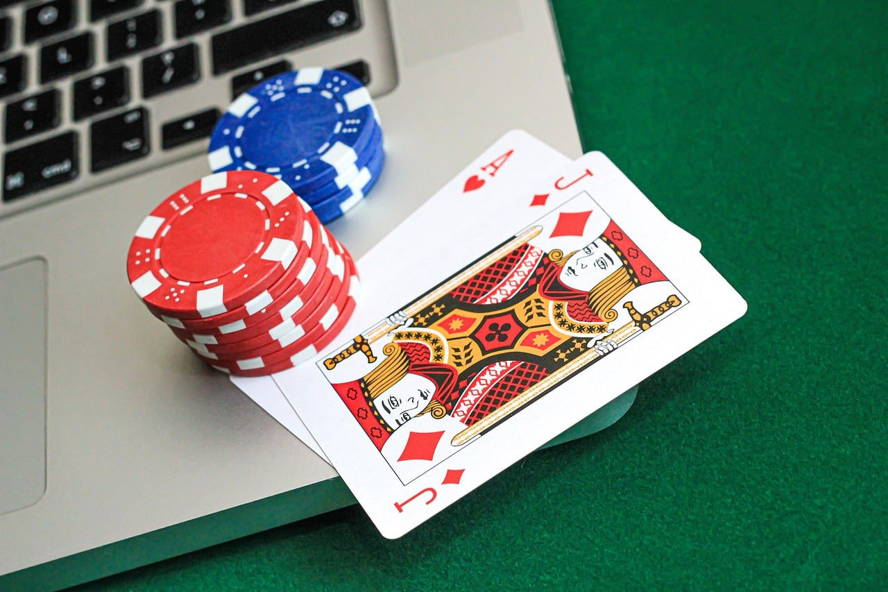 Dealer live casino profesional membagikan kartu dalam permainan blackjack